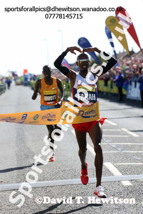 Mo Farah wins the mens Morrisons Great North Run. Photo: David T. Hewitson/Sports for All Pics